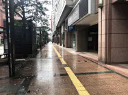 台風の影響で午前中は繁華街の天神でも人影はまばら(7日、福岡市) 台風の影響で午前中は繁華街の天神でも人影はまばら(7日、福岡市)