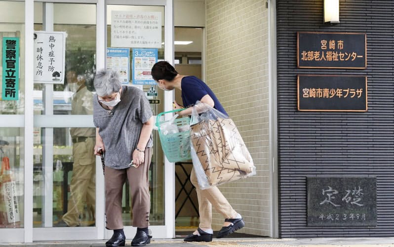 避難所を後にする女性(7日午前9時25分、宮崎市)=共同 避難所を後にする女性(7日午前9時25分、宮崎市)=共同