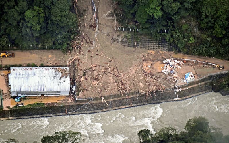 台風10号の影響で発生した土砂崩れで、建設会社の事務所兼住宅が巻き込まれた現場(7日、宮崎県椎葉村)=共同 台風10号の影響で発生した土砂崩れで、建設会社の事務所兼住宅が巻き込まれた現場(7日、宮崎県椎葉村)=共同