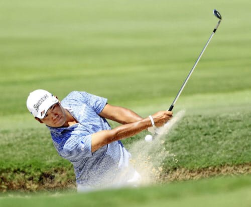 最終ラウンド、バンカーショットを放つ松山英樹。通算7アンダーで15位(7日、イーストレークGC)=ゲッティ共同