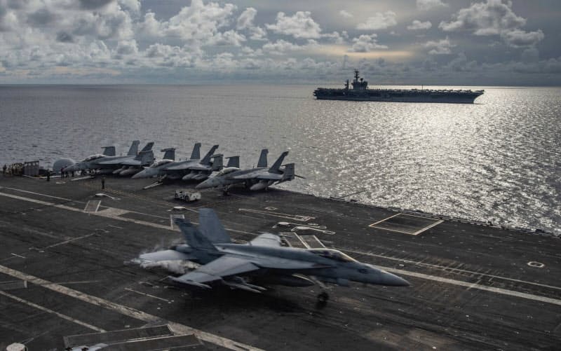 南シナ海での演習で米空母ロナルド・レーガン(手前)に着艦するFA18戦闘機と空母ニミッツ(米海軍提供)=AP
南シナ海での演習で米空母ロナルド・レーガン(手前)に着艦するFA18戦闘機と空母ニミッツ(米海軍提供)=AP