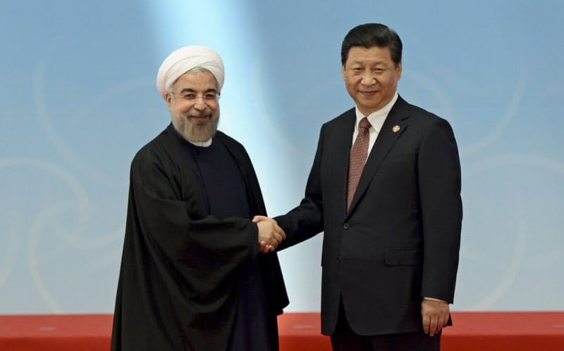 握手するイランのロウハニ大統領(左)と中国の習近平国家主席(2014年上海で)=ロイター 握手するイランのロウハニ大統領(左)と中国の習近平国家主席(2014年上海で)=ロイター