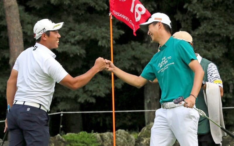 男子ゴルフの国内開幕戦となったフジサンケイ・クラシックは星野（右）の優勝で盛り上がった＝代表撮影・共同