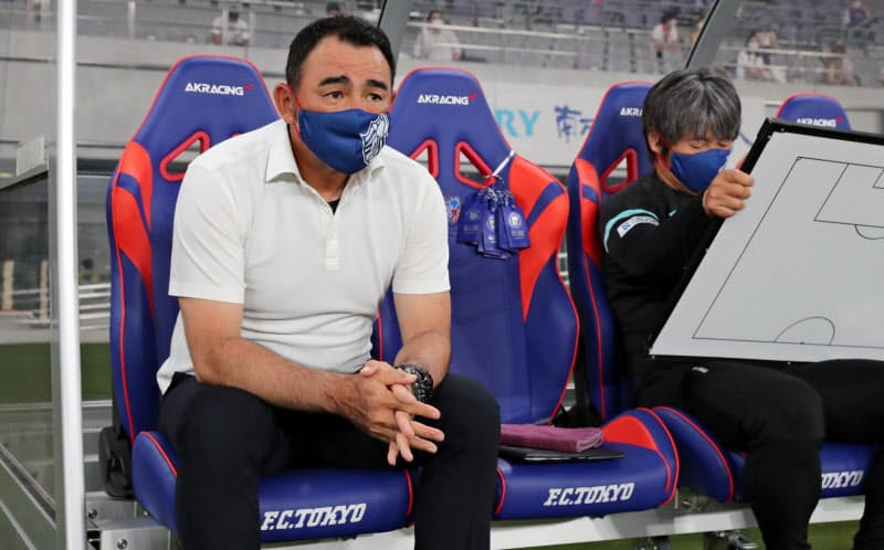 FC東京・長谷川健太監督が座るAKRacingのシート=FC東京提供 FC東京・長谷川健太監督が座るAKRacingのシート=FC東京提供