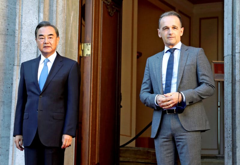 隙間風が吹く中国の王毅外相とマース独外相=ロイター 隙間風が吹く中国の王毅外相とマース独外相=ロイター