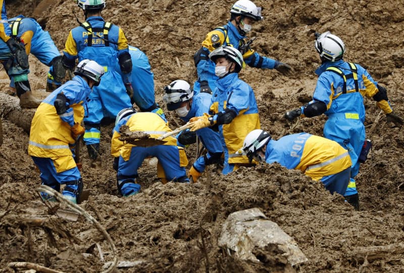 土砂崩れ現場で、安否不明者を捜索する警察官（９日、宮崎県椎葉村）