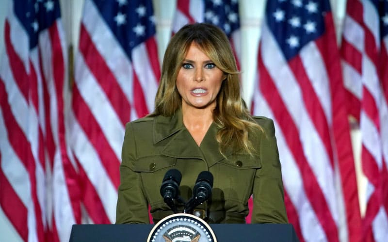 メラニア・トランプ米大統領夫人は、異例の存在として注目を集めている=ロイター メラニア・トランプ米大統領夫人は、異例の存在として注目を集めている=ロイター