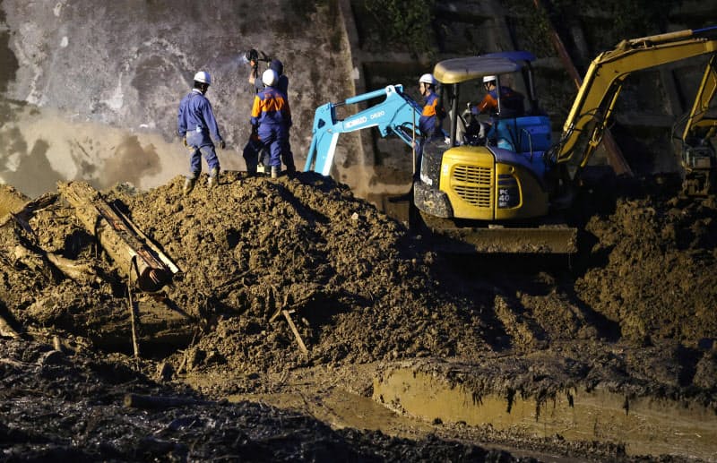 投光器を設置し、日没後も続けられた土砂崩れ現場の捜索活動(9日、宮崎県椎葉村)=共同 投光器を設置し、日没後も続けられた土砂崩れ現場の捜索活動(9日、宮崎県椎葉村)=共同