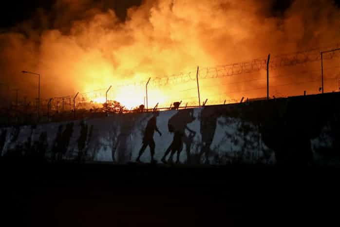 ギリシャ最大の難民キャンプ全焼 放火の疑いも 日本経済新聞