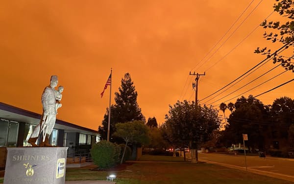 山火事の煙によって、シリコンバレーの空が不気味なオレンジ色に染まった（9日）