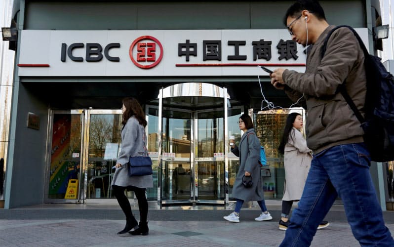 中国の大手銀行は当局に企業への貸し出し拡大を求められて負担が増している=ロイター 中国の大手銀行は当局に企業への貸し出し拡大を求められて負担が増している=ロイター