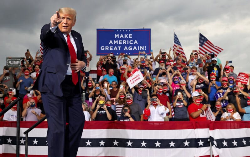 9月8日、ノースカロライナ州で支持者の前に立つトランプ大統領=ロイター 9月8日、ノースカロライナ州で支持者の前に立つトランプ大統領=ロイター