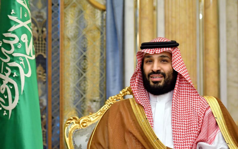 産油国の結束維持に腐心している(サウジアラビアのムハンマド皇太子)=ロイター 産油国の結束維持に腐心している(サウジアラビアのムハンマド皇太子)=ロイター