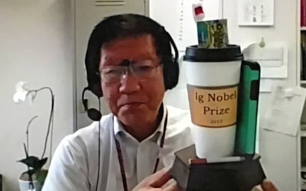 2019年の受賞トロフィーを掲げる明海大教授の渡部茂さん