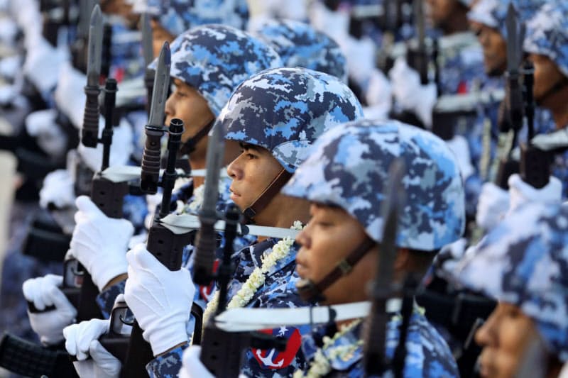 ミャンマー国軍はMEHLなどを通じ経済活動も展開している(2019年3月の軍事パレード)=ロイター ミャンマー国軍はMEHLなどを通じ経済活動も展開している(2019年3月の軍事パレード)=ロイター