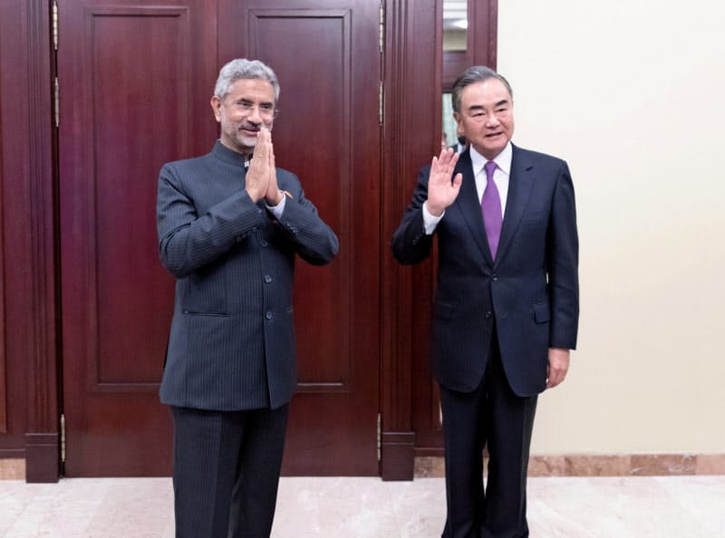 中国の王毅(ワン・イー)外相(右)とインドのジャイシャンカル外相はインド北部での緊張緩和を探る(10日、モスクワ)=ロイター 中国の王毅(ワン・イー)外相(右)とインドのジャイシャンカル外相はインド北部での緊張緩和を探る(10日、モスクワ)=ロイター