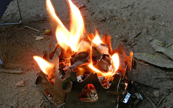 小枝やマツカサを薪として使えるお一人様用焚き火台。調理にも十分使える火力だ