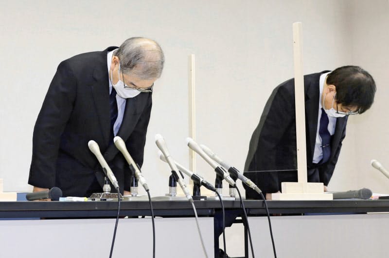 記者会見で謝罪する、三重大医学部付属病院の伊佐地秀司病院長(左)ら(11日午後、津市の三重大学)=共同 記者会見で謝罪する、三重大医学部付属病院の伊佐地秀司病院長(左)ら(11日午後、津市の三重大学)=共同