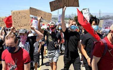 黒人差別や警察の暴力への抗議活動は全米に広がった(カリフォルニア州)=ロイター