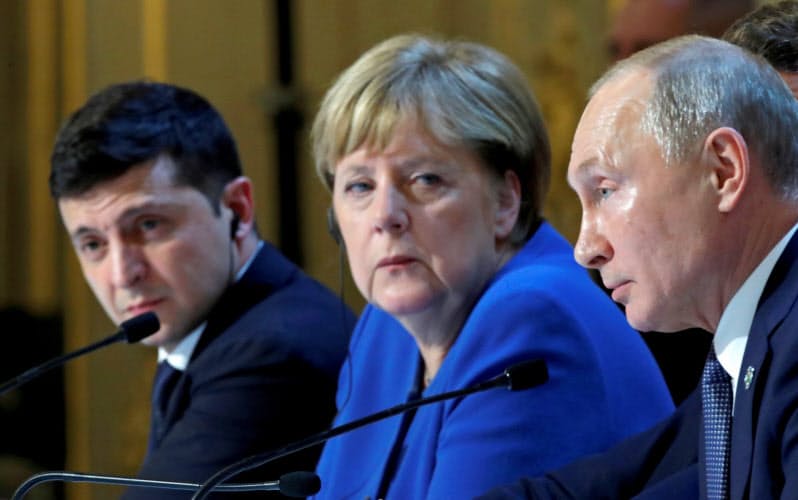 ドイツのメルケル首相(中央)とロシアのプーチン大統領は長期にわたり首脳同士の関係を続けてきた(2019年12月、パリ)=ロイター ドイツのメルケル首相(中央)とロシアのプーチン大統領は長期にわたり首脳同士の関係を続けてきた(2019年12月、パリ)=ロイター