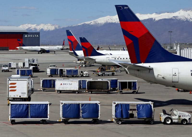 航空会社は長期の需要低迷に直面する(4月、米ソルトレークシティー)=ロイター 航空会社は長期の需要低迷に直面する(4月、米ソルトレークシティー)=ロイター