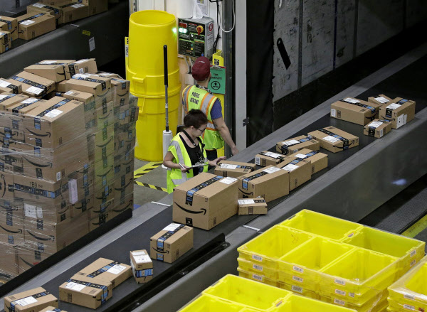 Amazon 10万人を追加採用 北米の物流施設で 日本経済新聞