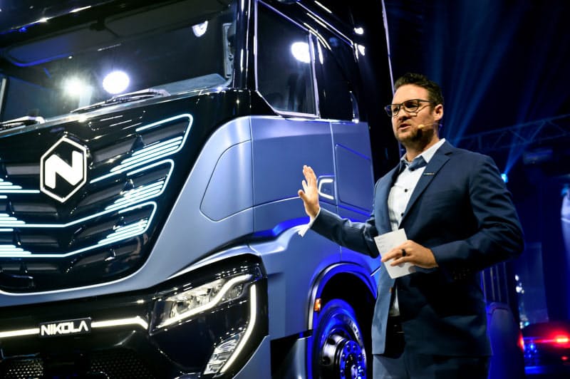 自動車イベントで電動トラックを公表するニコラのトレバー・ミルトンCEO(2019年12月)=ロイター 自動車イベントで電動トラックを公表するニコラのトレバー・ミルトンCEO(2019年12月)=ロイター