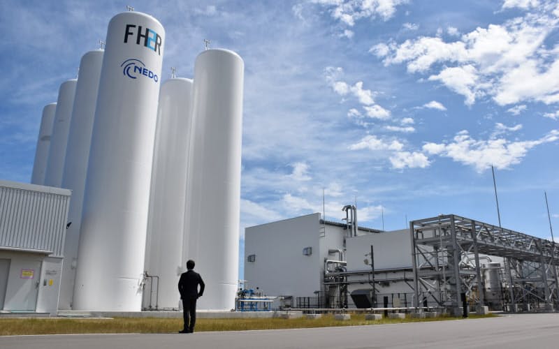 水を電気分解して製造した水素を円筒形のタンクに貯蔵する(福島県浪江町の水素エネルギー研究フィールド) 水を電気分解して製造した水素を円筒形のタンクに貯蔵する(福島県浪江町の水素エネルギー研究フィールド)