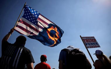 フェイスブックなど主要ソーシャルメディアがアカウントを閉鎖したにもかかわらず、Qアノンの主張は世界中で拡散し続けている=ロイター