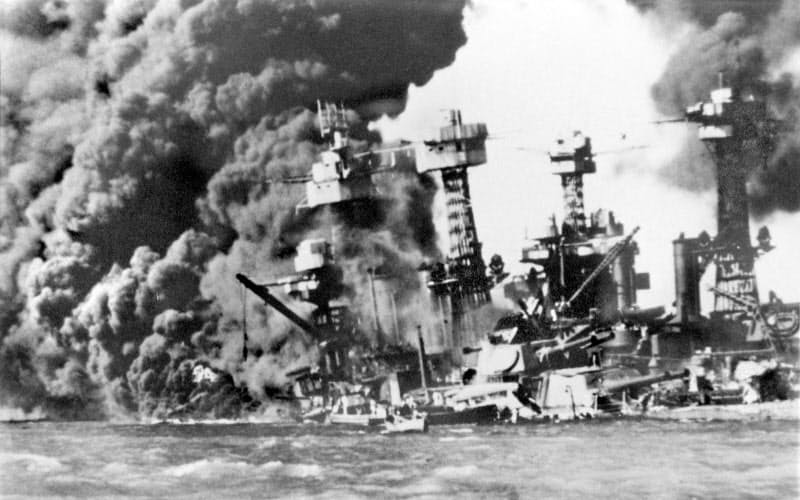 日本海軍航空隊による真珠湾攻撃で炎上する米軍戦艦「カリフォルニア」=1941年12月8日(ホノルル・アリゾナ記念館蔵)=共同 日本海軍航空隊による真珠湾攻撃で炎上する米軍戦艦「カリフォルニア」=1941年12月8日(ホノルル・アリゾナ記念館蔵)=共同