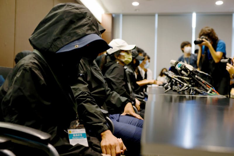 中国当局に拘束された12人の家族は香港政府に支援を求めた(12日、香港)=ロイター 中国当局に拘束された12人の家族は香港政府に支援を求めた(12日、香港)=ロイター