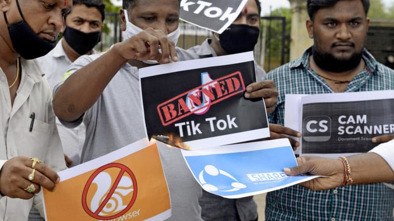 インドでティックトックの使用禁止を支持する人々(6月、ハイデラバード)=AFP時事 インドでティックトックの使用禁止を支持する人々(6月、ハイデラバード)=AFP時事