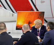 トランプ氏 山火事の西海岸を訪問 そのうち涼しくなる と気候変動の懸念一蹴 Bbcニュース