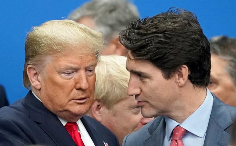 国際会議の場で言葉を交わすカナダのトルドー首相(右)とトランプ米大統領=ロイター 国際会議の場で言葉を交わすカナダのトルドー首相(右)とトランプ米大統領=ロイター