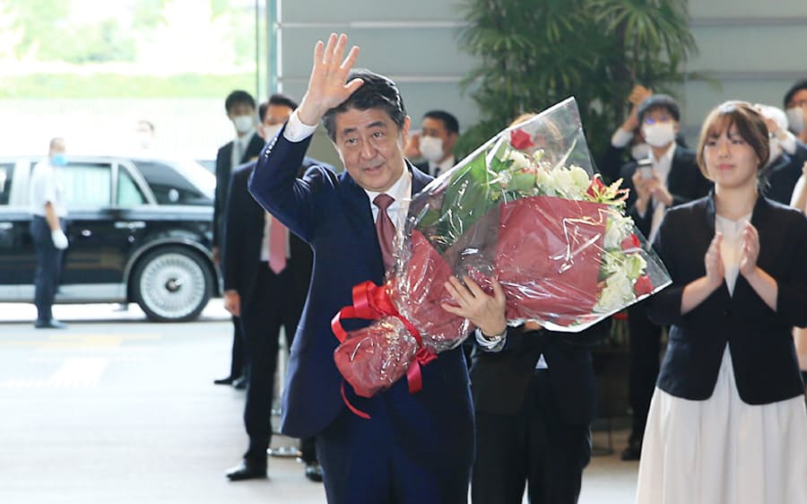 写真で振り返る 安倍政権の7年8カ月 日本経済新聞