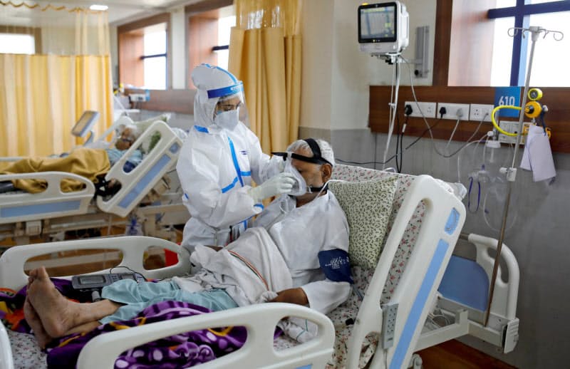 インドはコロナ拡大で医療体制が逼迫している=ロイター インドはコロナ拡大で医療体制が逼迫している=ロイター
