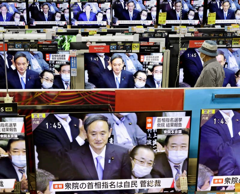 菅氏が新首相に指名された衆院本会議の中継を流す家電量販店(16日午後、福岡・天神のベスト電器福岡本店)=共同 菅氏が新首相に指名された衆院本会議の中継を流す家電量販店(16日午後、福岡・天神のベスト電器福岡本店)=共同