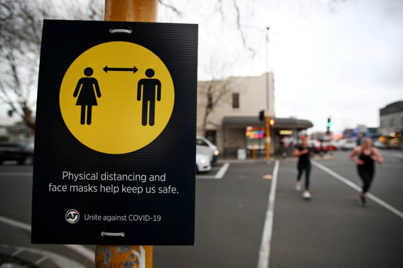社会的距離を保つよう呼びかける掲示(オークランド)=ロイター 社会的距離を保つよう呼びかける掲示(オークランド)=ロイター