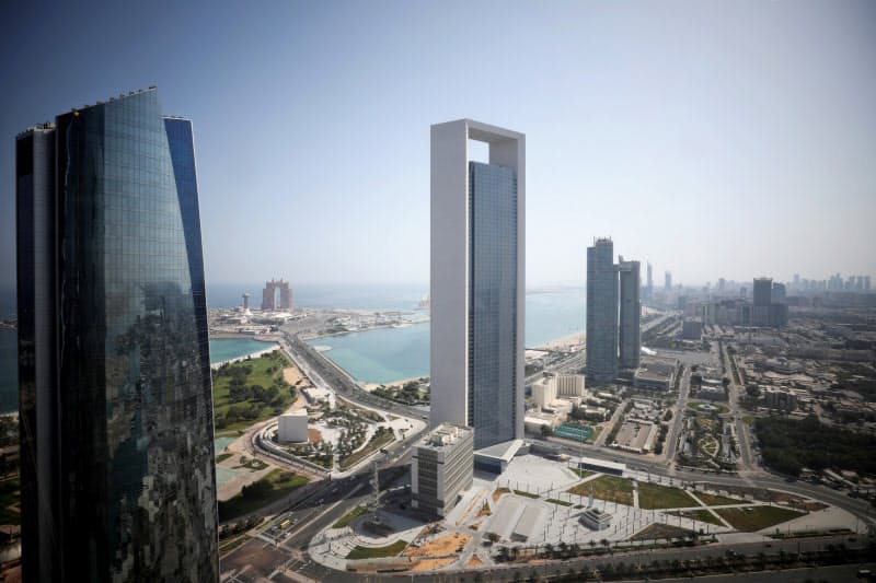 石油の富をどう使うかが分かれ道に(UAEの首都アブダビの高層ビル群)=ロイター 石油の富をどう使うかが分かれ道に(UAEの首都アブダビの高層ビル群)=ロイター