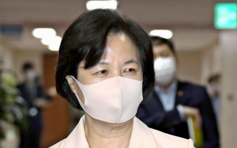 10日、ソウルで開かれた閣議に出席した韓国の秋美愛法相=聯合・共同 10日、ソウルで開かれた閣議に出席した韓国の秋美愛法相=聯合・共同