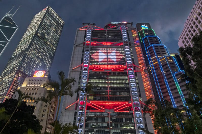 大手銀行が米中関係に揺れている(香港のHSBC(中)とスタンダードチャータード銀行(右))=AP 大手銀行が米中関係に揺れている(香港のHSBC(中)とスタンダードチャータード銀行(右))=AP
