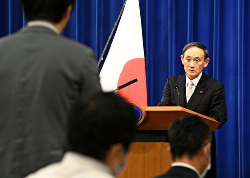 菅首相は新型コロナ対策と社会経済活動の両立を強調した(16日夜、首相官邸) 菅首相は新型コロナ対策と社会経済活動の両立を強調した(16日夜、首相官邸)