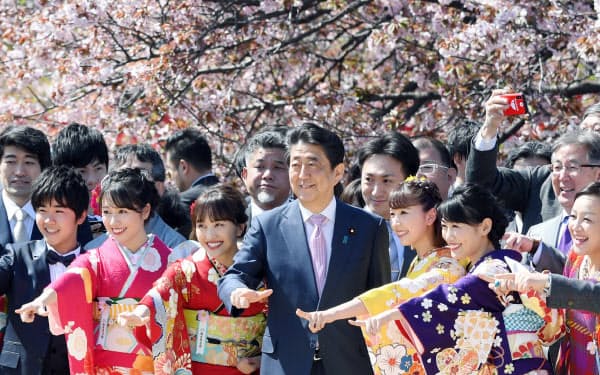 桜を見る会で参加者と記念写真に納まる安倍首相(2019年4月13日、東京・新宿御苑)
