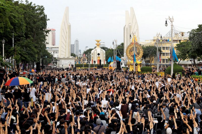 8月16日の反政府集会には1万~2万人が参加した(バンコク)=ロイター 8月16日の反政府集会には1万~2万人が参加した(バンコク)=ロイター
