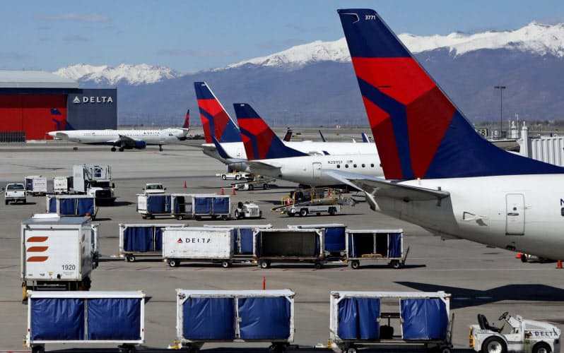 航空会社は長期の需要低迷に直面する(4月、米ソルトレークシティー)=ロイター 航空会社は長期の需要低迷に直面する(4月、米ソルトレークシティー)=ロイター
