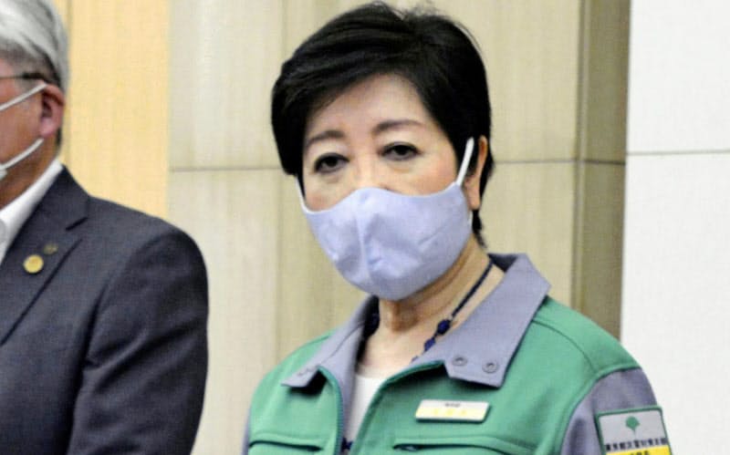 東京都のモニタリング会議を終え、報道陣の取材に応じる小池百合子知事=17日午後、東京都庁 東京都のモニタリング会議を終え、報道陣の取材に応じる小池百合子知事=17日午後、東京都庁