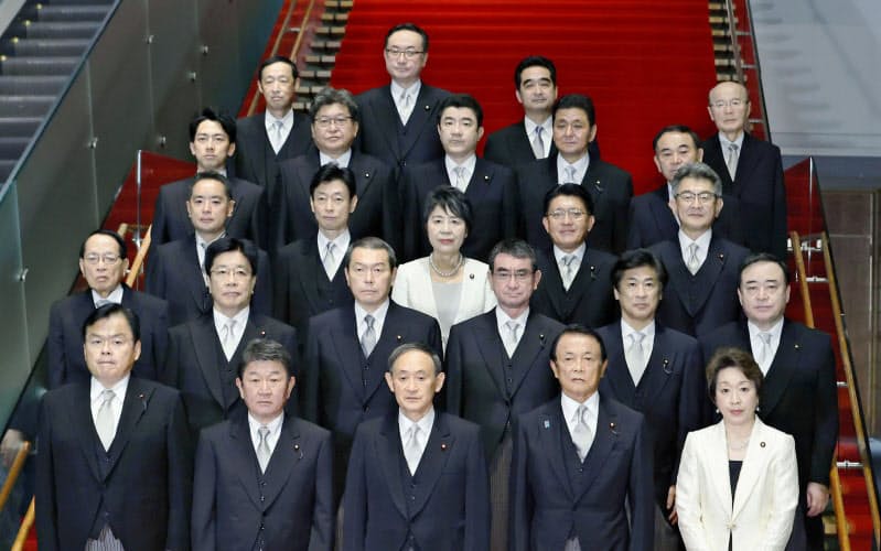 記念撮影に臨む菅義偉首相（前列中央）と閣僚ら（16日）