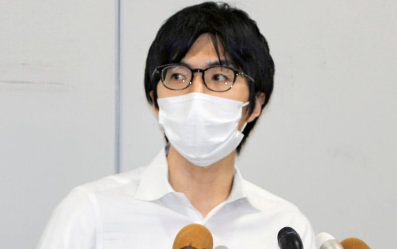 記者会見する母親の弁護人を務める植平朋行弁護士(18日午後、大津市)=共同 記者会見する母親の弁護人を務める植平朋行弁護士(18日午後、大津市)=共同