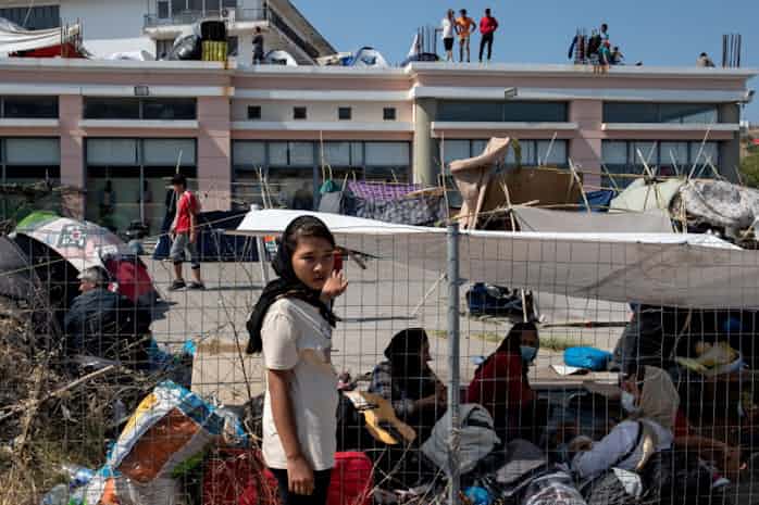 ギリシャ難民キャンプ火災 1万人超が行き場失う 日本経済新聞