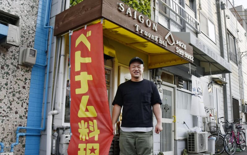 ベトナム料理店「サイゴンチュンハイ」の前に立つ石田長海さん(8月、神戸市)=共同 ベトナム料理店「サイゴンチュンハイ」の前に立つ石田長海さん(8月、神戸市)=共同